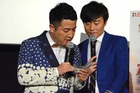 高校生たちの意見を読み上げる和牛。