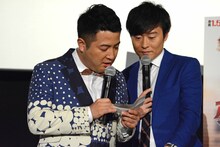 高校生たちの意見を読み上げる和牛。