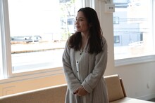 撮影中の平野ノラ。