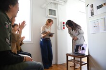 撮影中の平野ノラ。