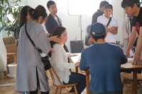 撮影中の平野ノラ。