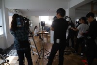 撮影中の平野ノラ。