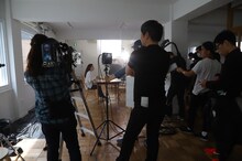 撮影中の平野ノラ。