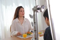 撮影中の平野ノラ。