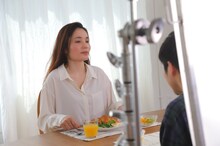 撮影中の平野ノラ。