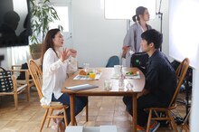 撮影中の平野ノラ。