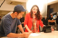 撮影中の平野ノラ。