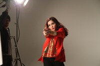 撮影中の平野ノラ。