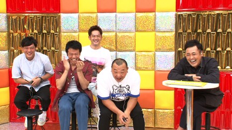 くりぃむしちゅー上田とダイアン津田の様子を見つめる芸人たち。(c)テレビ朝日