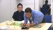 「くりぃむナンチャラ」の企画「裸の王様度チェック」で、他人の財布から金を盗む仕掛け人のくりぃむしちゅー上田（右）と、その様子を隠し撮りされるダイアン津田（左）。(c)テレビ朝日