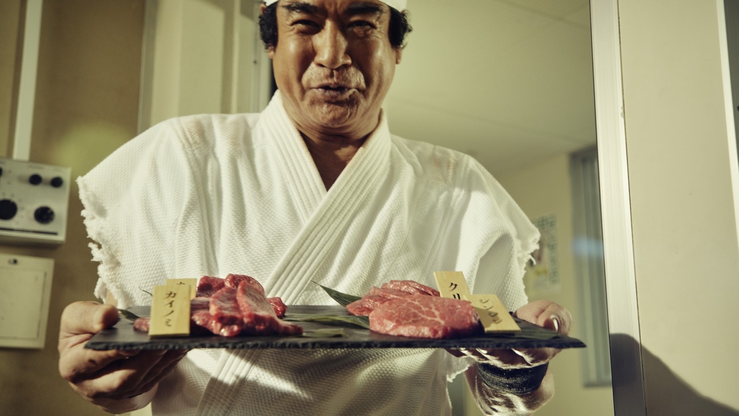 CM「肉の希少部位篇」のワンシーン。