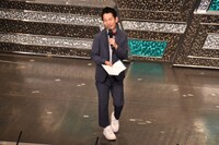 MCを務めるタケト。