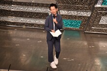 MCを務めるタケト。