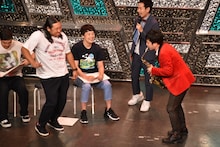 シンキングタイムでの西村ヒロチョ（右）のサックス演奏につい乗ってしまうロバート秋山（手前左）。