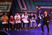 マイケル・ジャクソンの「Bad」に乗せて「虫刺されあるある」を披露するレイザーラモンRG（右端）。