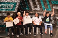 「虫刺されあるある」の予想をほぼ的中させて喜ぶ佐久間一行（右端）、アイロンヘッド毛利（中央）。