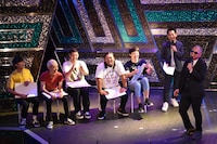 レイザーラモンRG（右端）があるあるを披露する場面。