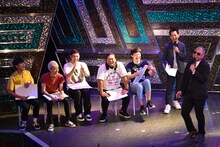 レイザーラモンRG（右端）があるあるを披露する場面。