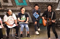 シンキングタイムにアイロンヘッド辻井（右端）が登場した場面。