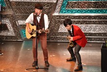 シンキングタイムにセッションを繰り広げる（左から）馬と魚、西村ヒロチョ。