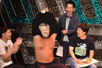 Tシャツをめくり、梅宮辰夫となるロバート秋山（中央）。