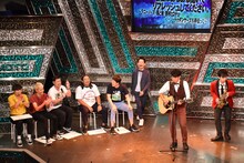 馬と魚、西村ヒロチョの2人よるセッションに、アイロンヘッド毛利（左から3人目）が即興で乗った場面。