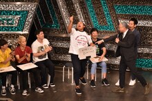 レイザーラモンRG（手前右）の「アディダスあるある」を予想して的中させ、歓喜するロバート秋山（中央）。