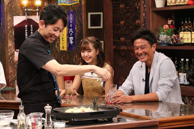 「有吉弘行のダレトク!?」の「スナック有吉」のワンシーン。(c)関西テレビ