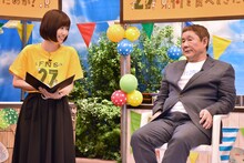 （左から）山崎夕貴アナとビートたけし。