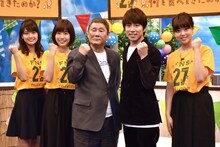 「FNS27時間テレビ ～にほん人は何を食べてきたのか？～」の記者会見に出席したビートたけし（中央）、村上信五（右から2人目）と、いずれもフジテレビアナウンサーの山崎夕貴（左から2人目）、井上清華（左端）、杉原千尋（右端）。