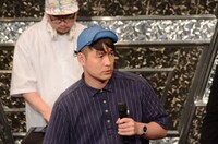 ツバがおかしなキャップを被るアイロンヘッド毛利。