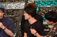 毛先をちょこんと結んでいるアイロンヘッド辻井。ラップの最中に髪型のモチーフを明かす。