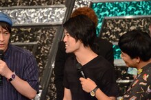 毛先をちょこんと結んでいるアイロンヘッド辻井。ラップの最中に髪型のモチーフを明かす。