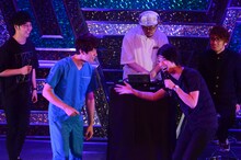 髪型の秘密を明かすアイロンヘッド辻井。