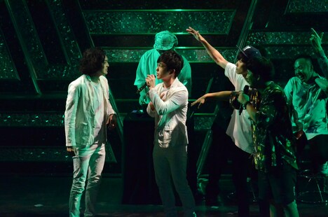 味方だったはずの塩チョ（西村ヒロチョ）に攻撃される塩澤（ピスタチオ小澤）。