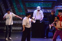 鈴木もぐらがラップする間、水川かたまりは応援に徹するスタイルの空気階段。