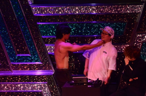 上半身裸でDJに迫る野田クリスタル。