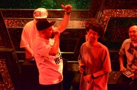 MCKjとクロスバー直撃・渡邊による対決の様子。