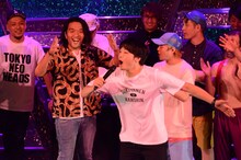 一生懸命にラップするさや香・新山。