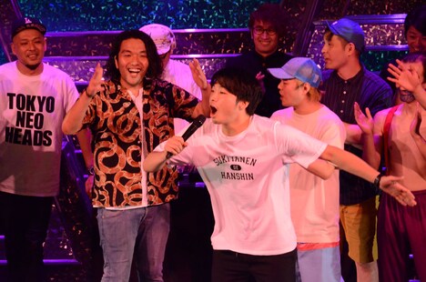 一生懸命にラップするさや香・新山。