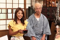（左から）岡副麻希、志村けん。(c)フジテレビ