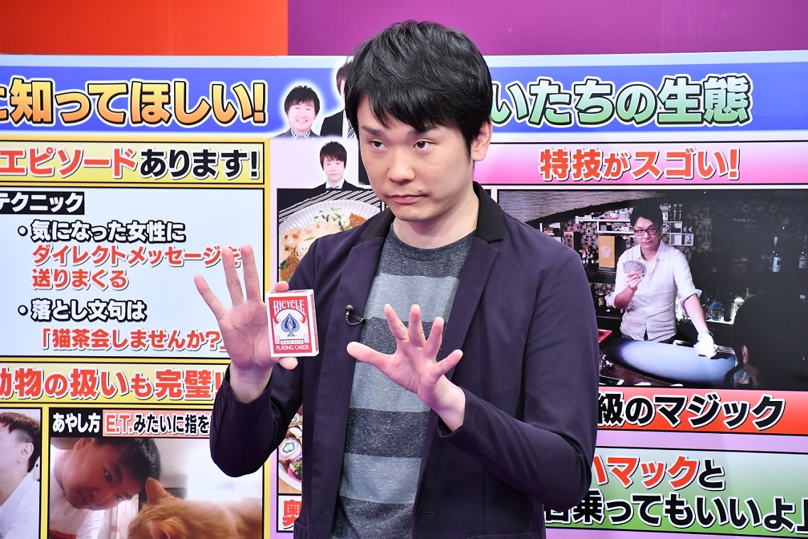 マジックを披露する、かまいたち濱家。(c)中京テレビ