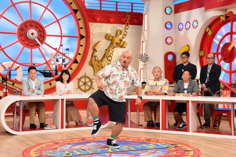 ピンネタを披露するクロちゃん（中央）。(c)関西テレビ