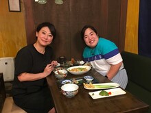 左から友近、ゆりやんレトリィバァ。(c)All About Navi