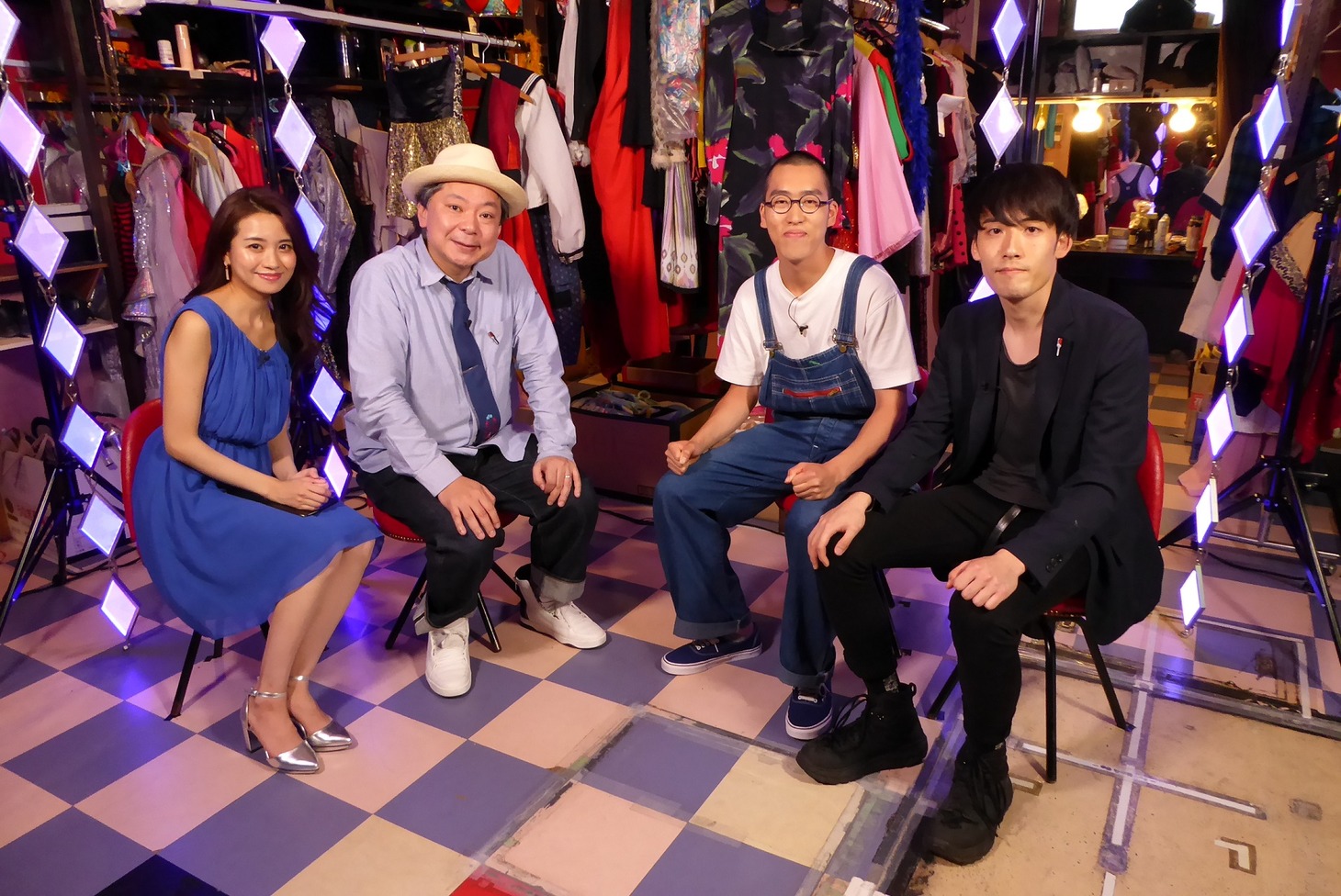左から曽田茉莉江、鈴木おさむ、新作のハーモニカ。(c)BSフジ