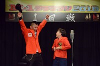 記念ジャケットを着て喜ぶ完熟フレッシュ・池田57CRAZY（左）。