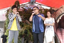 映画「ジュラシック・ワールド／炎の王国」の大ヒット記念イベントでラップを披露するとろサーモン久保田（中央）とボイスパーカッションで久保田を支える相方・村田（左）。右は岡田結実。