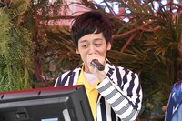 映画「ジュラシック・ワールド／炎の王国」の予告編に合わせた「ぶっつけ本番ナレーション」を繰り広げるとろサーモン村田。