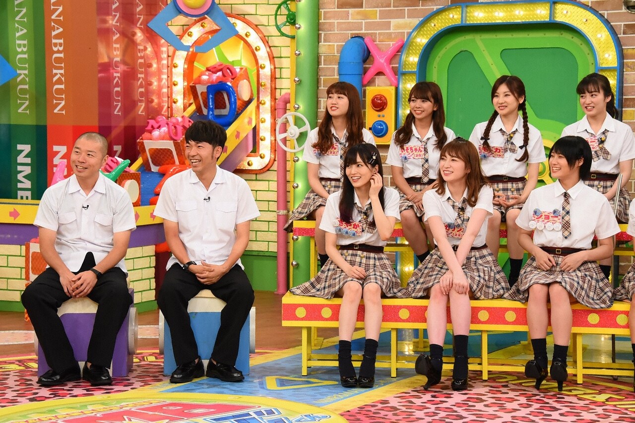 「NMB48とまなぶくん」に出演するアキナ（左）とNMB48メンバー。(c)関西テレビ