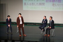 笑い飯とのトークコーナーで「ひき肉にしてやんよお」の未来について相談するスーパーマラドーナ武智（左から2人目）。